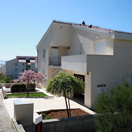 Sea View Apartment *